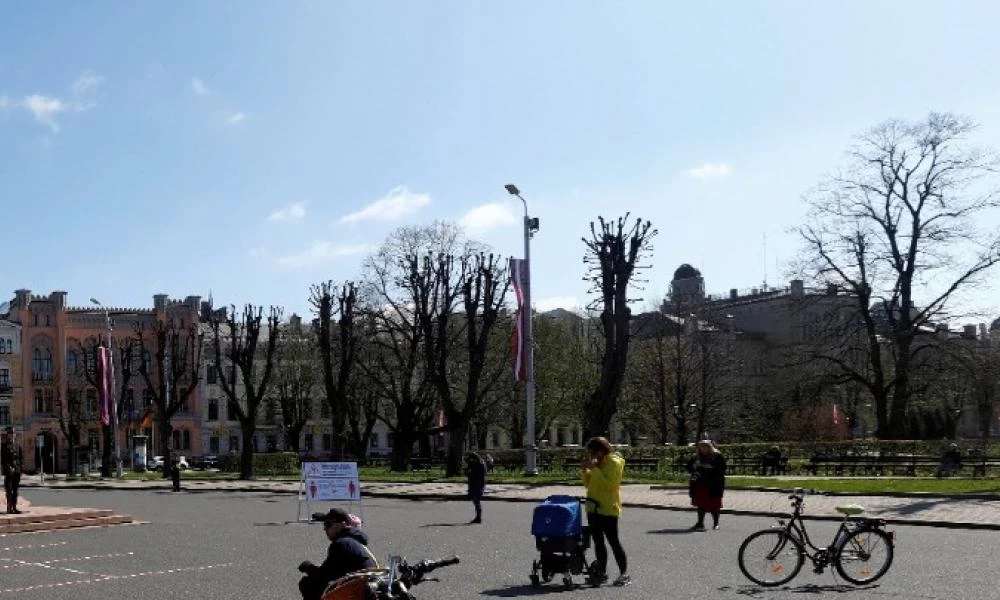 Λετονία: Νέος νόμος επιτρέπει σε επιχειρήσεις να απολύουν εργαζομένους που αρνούνται να εμβολιαστούν ή να εργαστούν εξ αποστάσεως